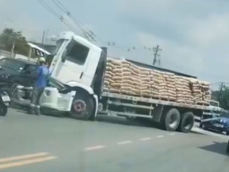 Acidente com dois caminhões e um carro deixa ferido no Distrito Industrial