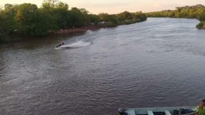Bombeiros trabalham para localizar homem desaparecido em rio no interior de MS