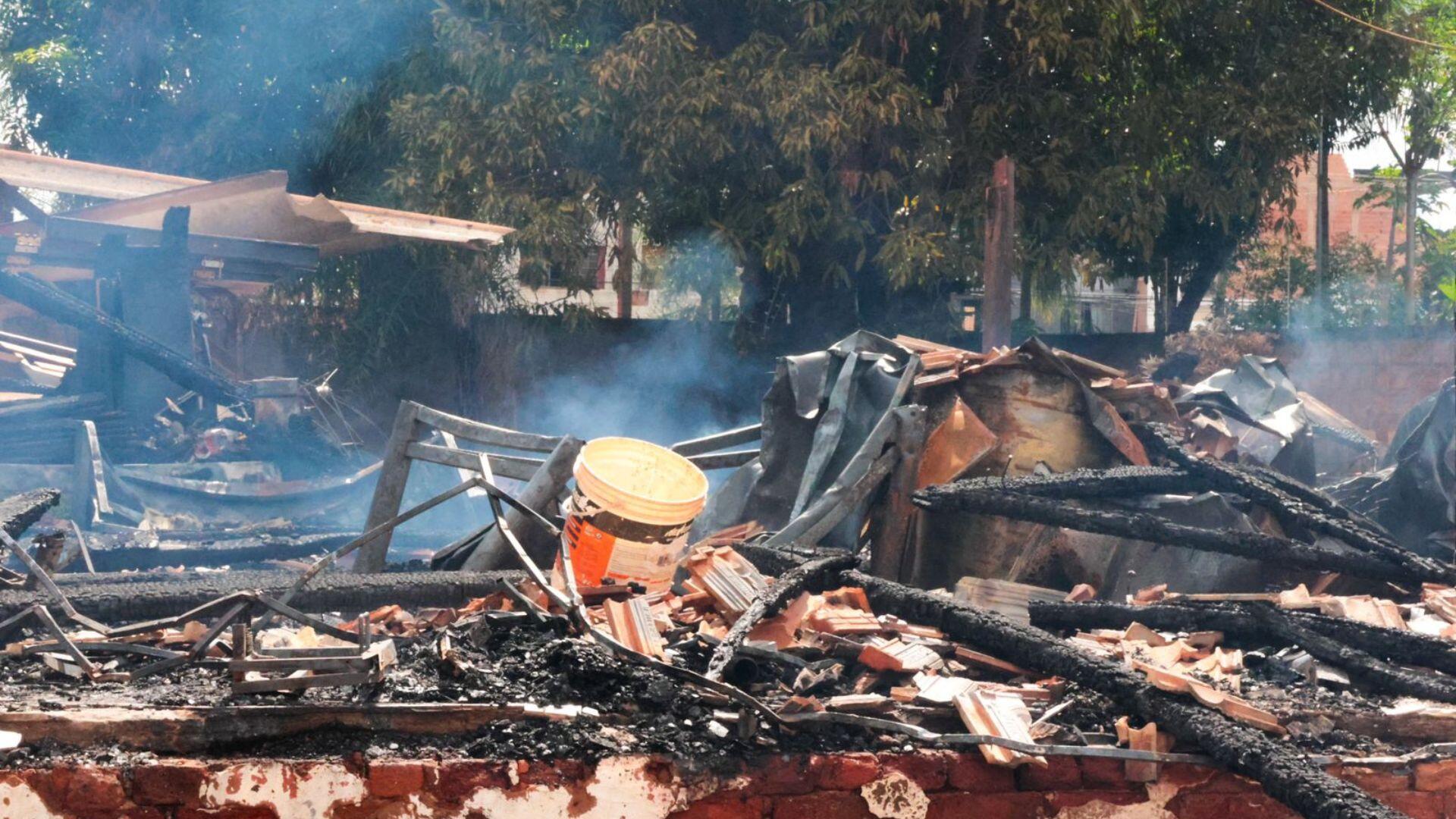 Escola de samba calcula prejuízo de mais de R$ 80 mil após incêndio que destruiu barracão