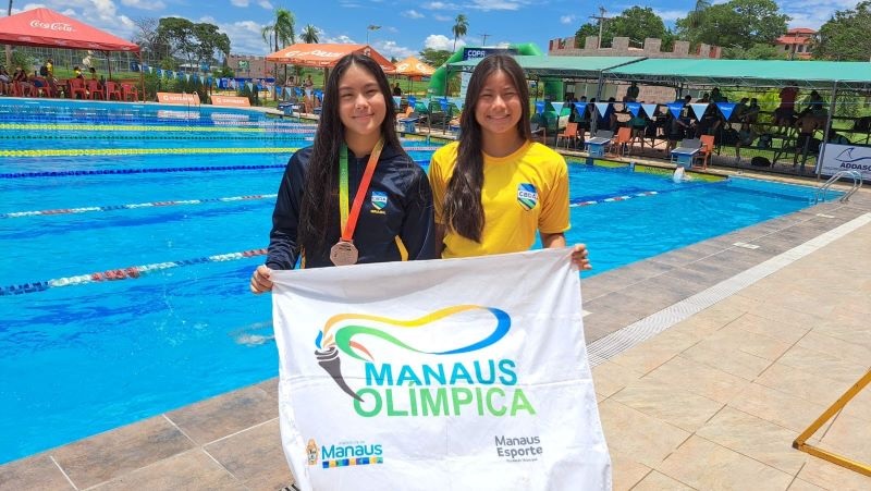 Irmãs gêmeas de Manaus competem na Copa Pacífico de Natação, na Bolívia