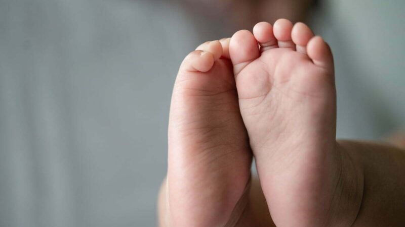 Mãe afirma que médica matou bebê ao furar seu pescoço com unhas de gel