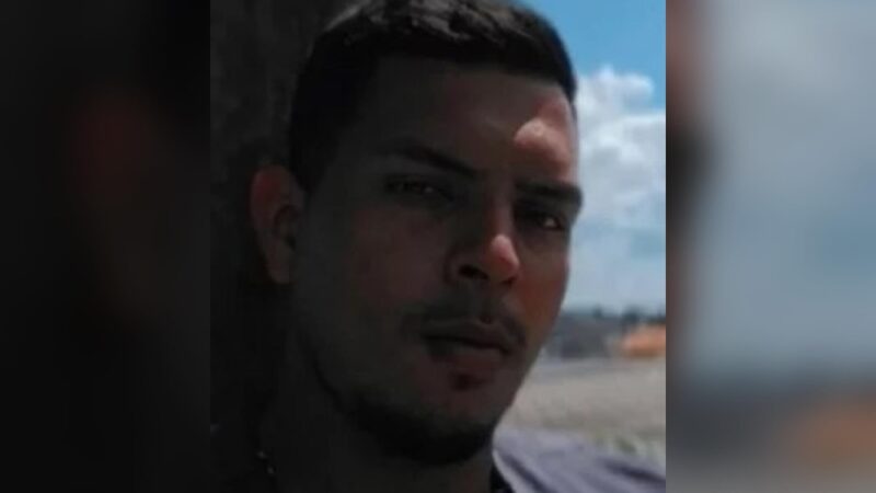 Polícia Civil procura homem que assaltou loja de eletrônicos em Manaus se passando por cliente