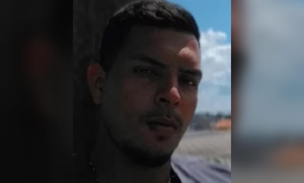 Polícia Civil procura homem que assaltou loja de eletrônicos em Manaus se passando por cliente