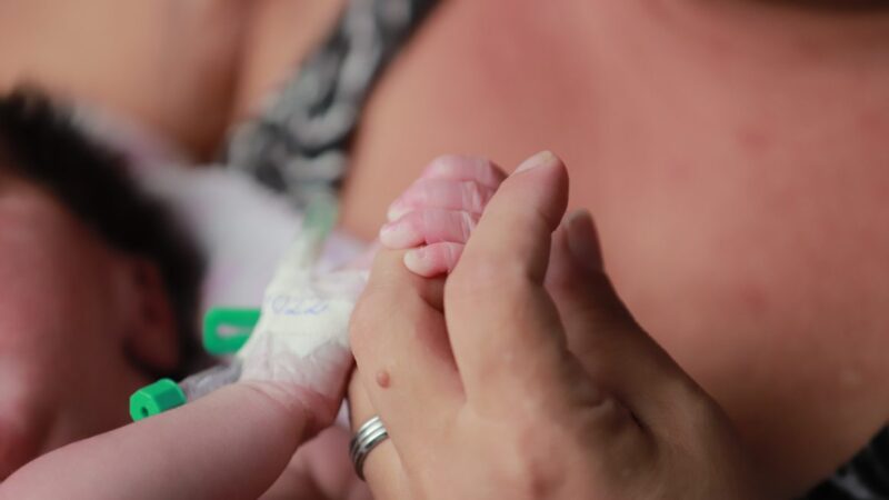 Polícia investiga morte bebê que teve pescoço quebrado durante parto