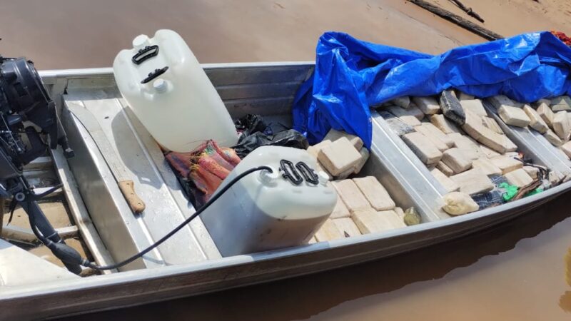 Polícia prende dupla transportando mais de 300 kg de drogas em uma canoa no Amazonas