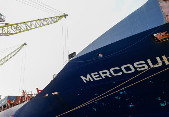 Sedecti celebra a chegada do primeiro navio de grande porte em Manaus após 70 dias de seca