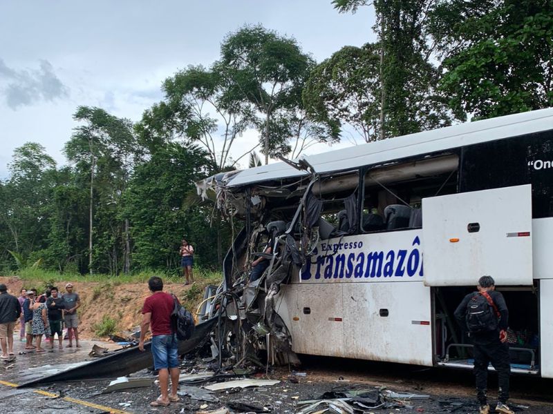 Acidente na AM-010 entre ônibus e carreta deixa quatro mortos; veja imagens
