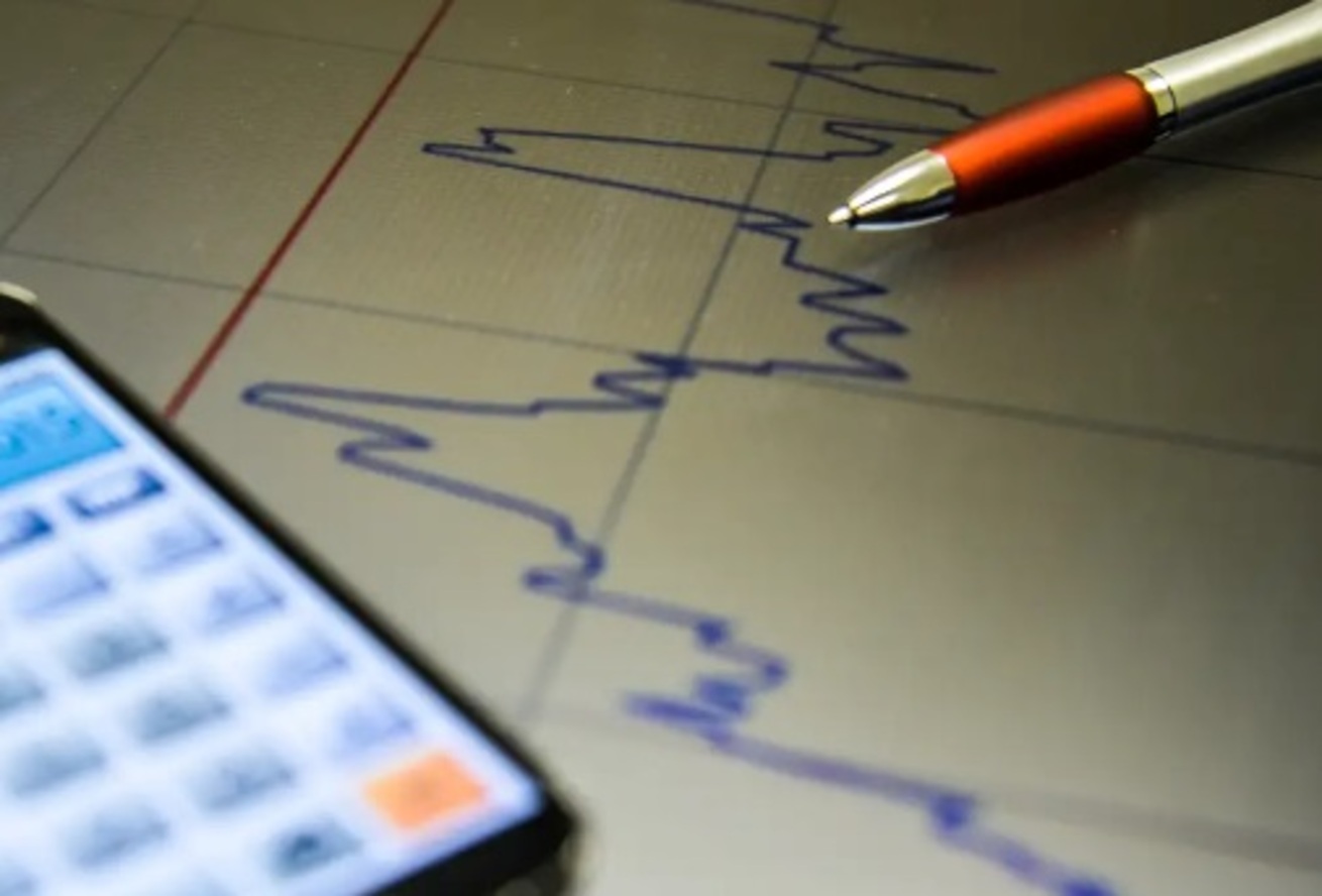 Bolsas de NY iniciam 2025 no vermelho; Tesla despencam 6%