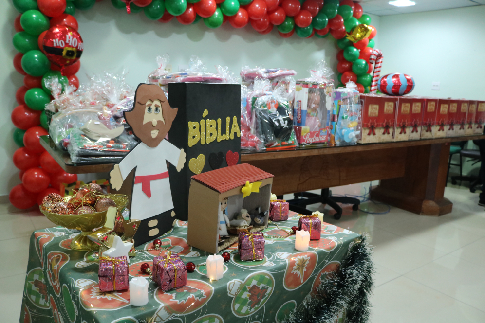 Crianças em tratamento na FCecon ganham festa de Natal