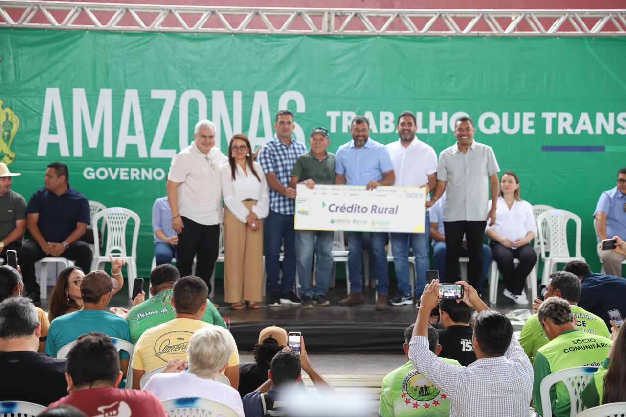 Em Manacapuru, Governo do Amazonas entrega concessão de crédito rural e carta de remissão de dívidas