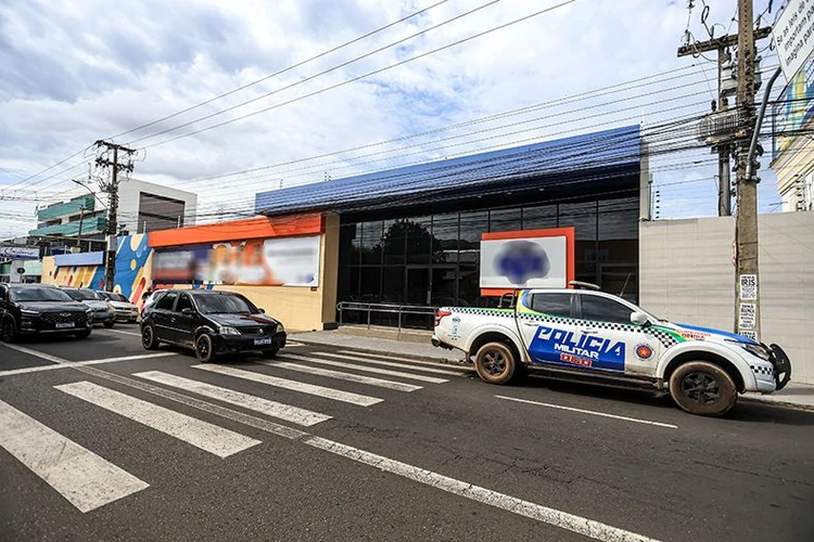 Estudante de 17 anos atira em ex-namorado dentro de escola: ‘Ele merecia morrer’