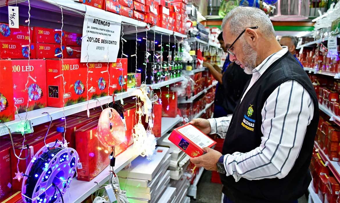 Ipem-AM deflagra operação ‘Natal Seguro’ e apreende mais de 2,5 mil produtos irregulares no comércio de Manaus
