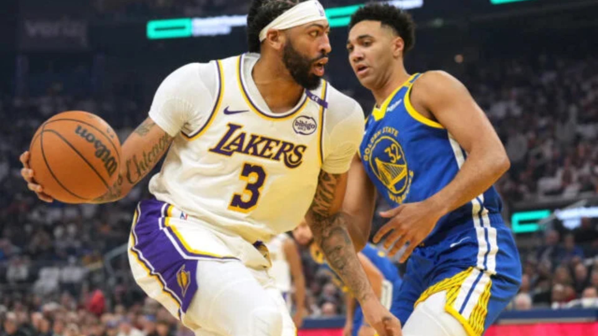 Lakers derrotam Warriors com cesta de Reaves no último segundo; LeBron iguala Curry