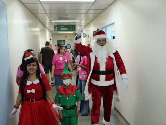 Na FCecon, pacientes e servidores recebem a visita do Papai Noel – FCECON