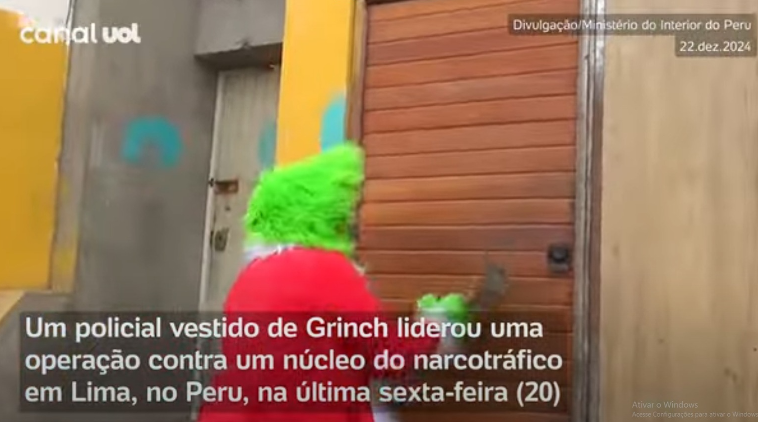 Policial se veste de Grinch e invade casa de traficante no Peru