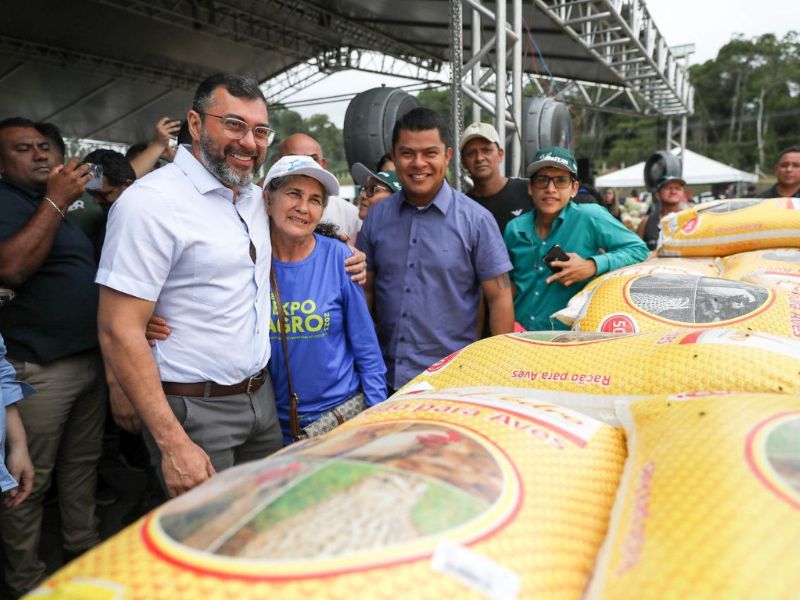 Wilson Lima entrega 70 toneladas de alimentos para instituições