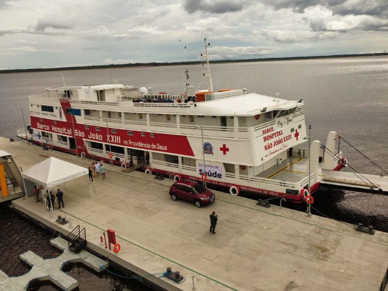 Wilson Lima entrega barco hospital e reforça atendimento médico