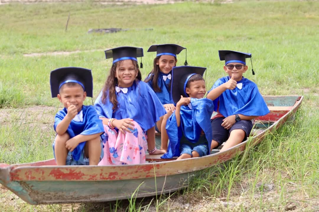 Estudantes ribeirinhos de Itacoatiara fazem ensaio fotográfico pelo término da Educação Infantil