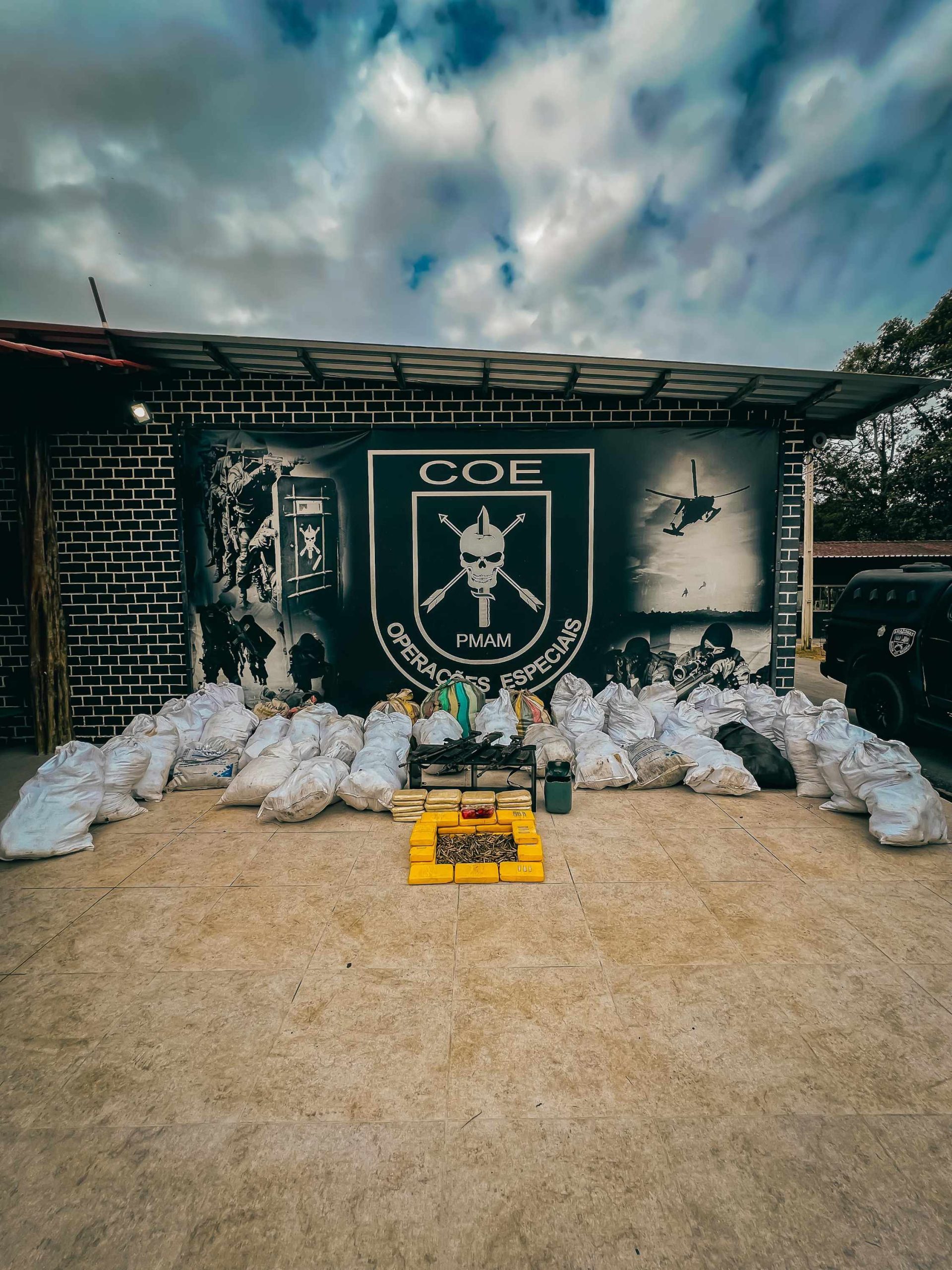 Ação conjunta resulta a apreensão de quase 1,4 tonelada de drogas e fuzis