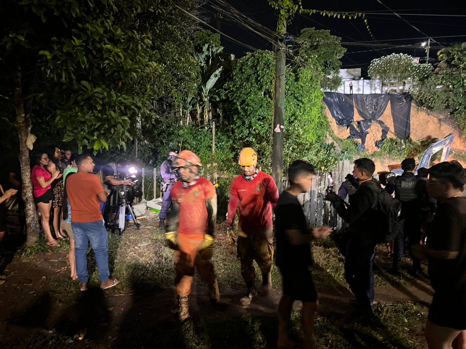 Corpos de pai e filho são encontrados abraçados após deslizamento de terra em Manaus