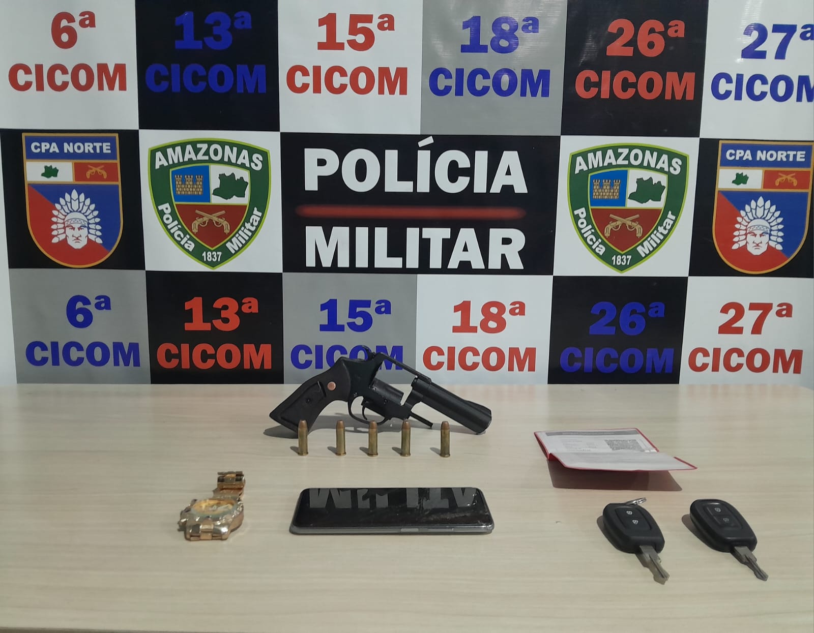 Dupla é presa com arma e carro roubado na Zona Norte de Manaus