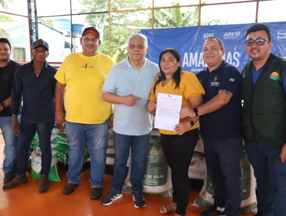 Em Careiro da Várzea, Governo do Amazonas entrega ração e alevinos a produtores rurais