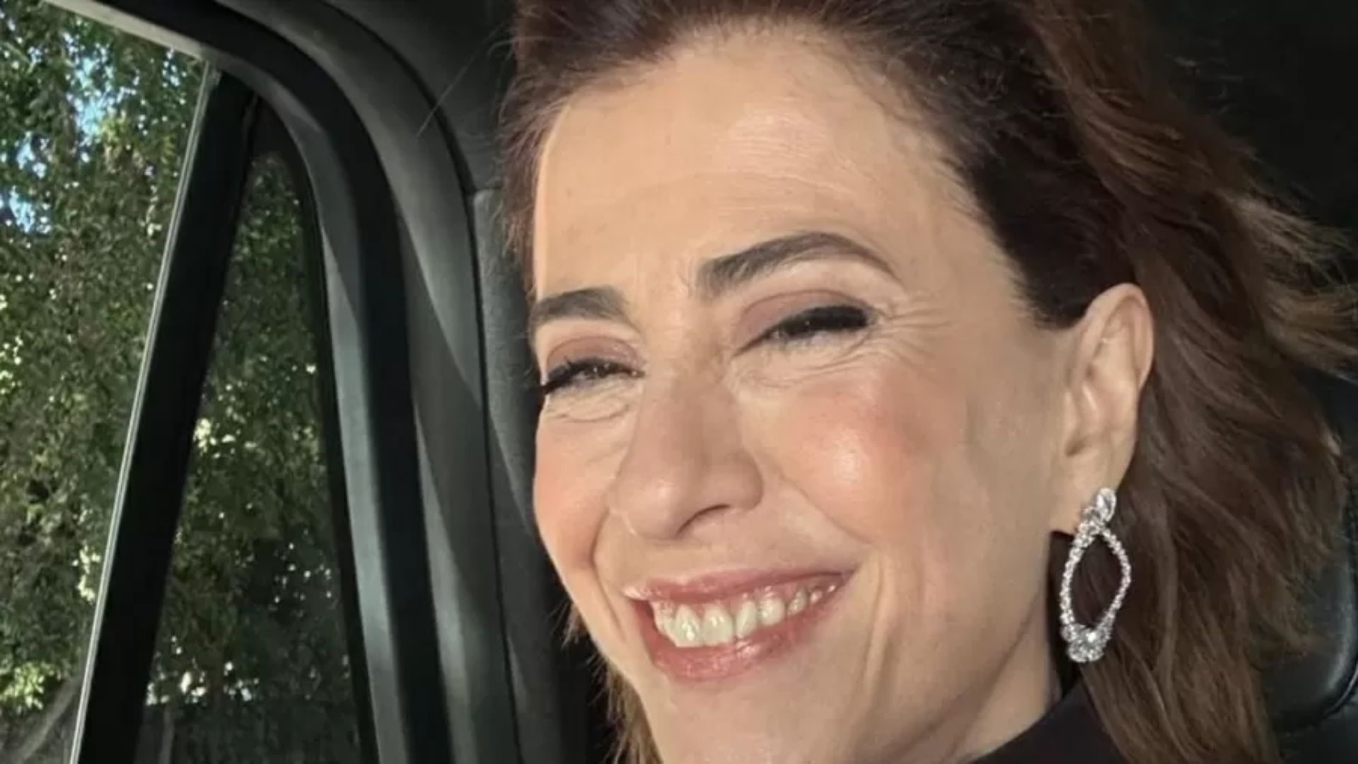 Fernanda Torres divulga foto a caminho do tão esperado “Globo de Ouro”