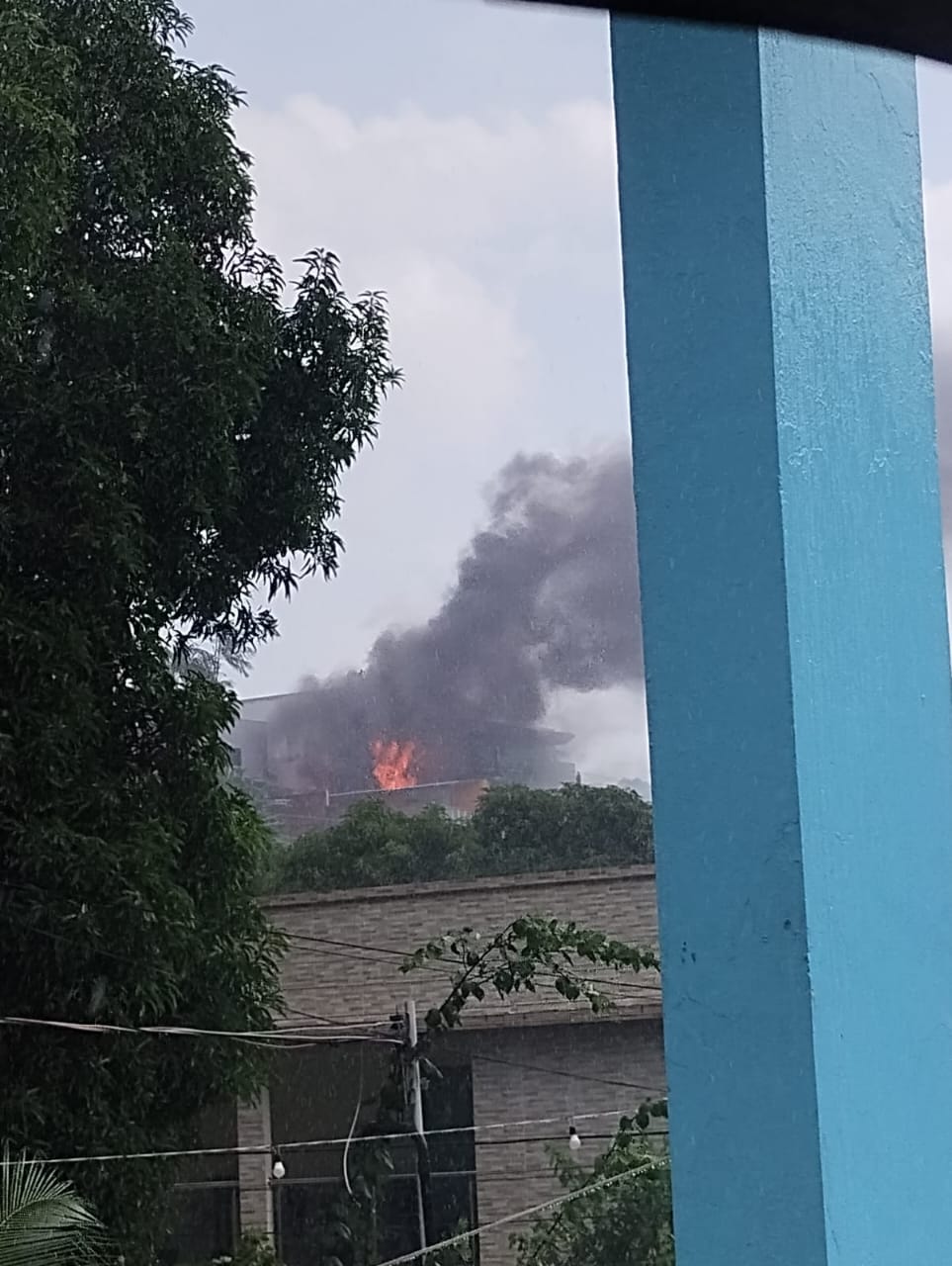 Incêndio de grandes proporções destrói casa em Manaus