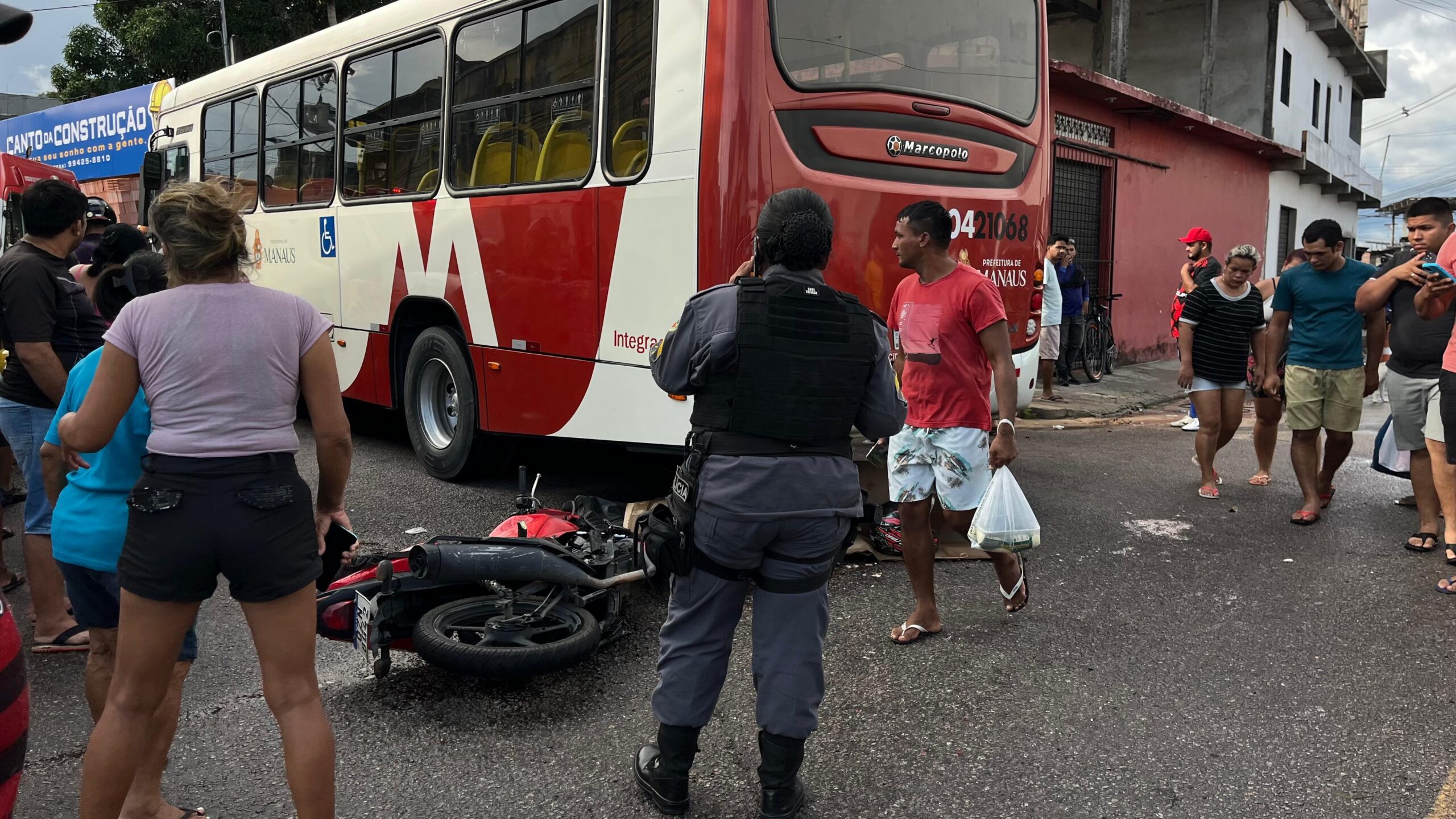 Motociclista morre ao ser atropelado por ônibus em Manaus