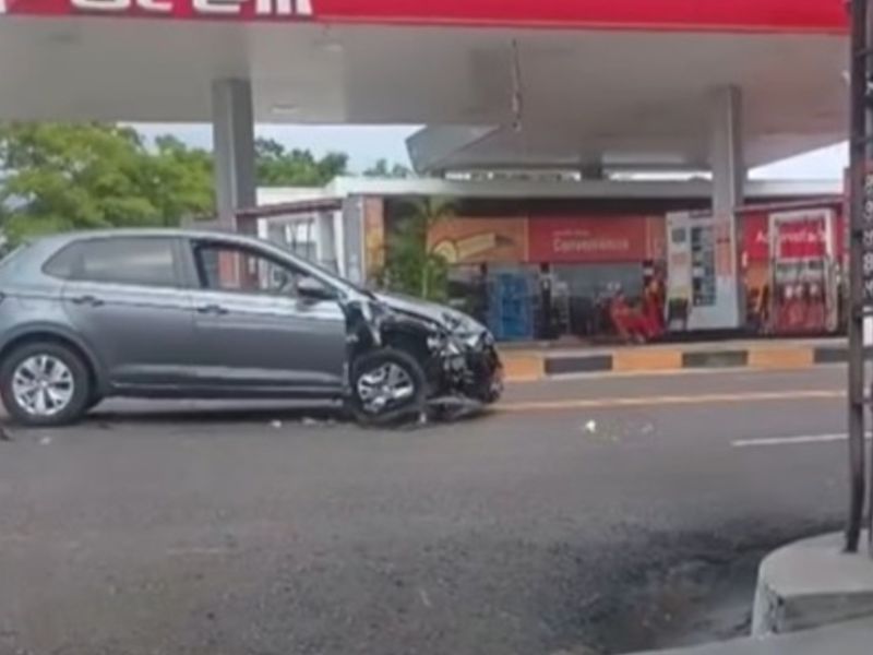Motorista avança cruzamento e causa grave acidente em Manaus; veja vídeo