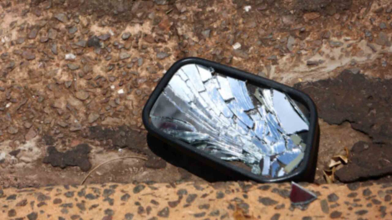 Motorista morre após fazer desvio e bater em caçamba de lixo no Parati