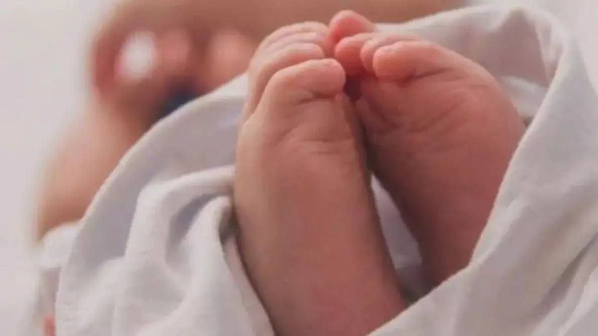 Bebê que teve 90% do corpo queimado após chapa de bife explodir, morre na Santa Casa