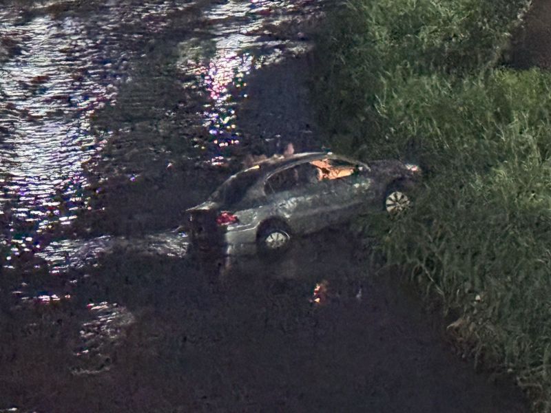 Carro cai em igarapé após motorista perder o controle em Manaus