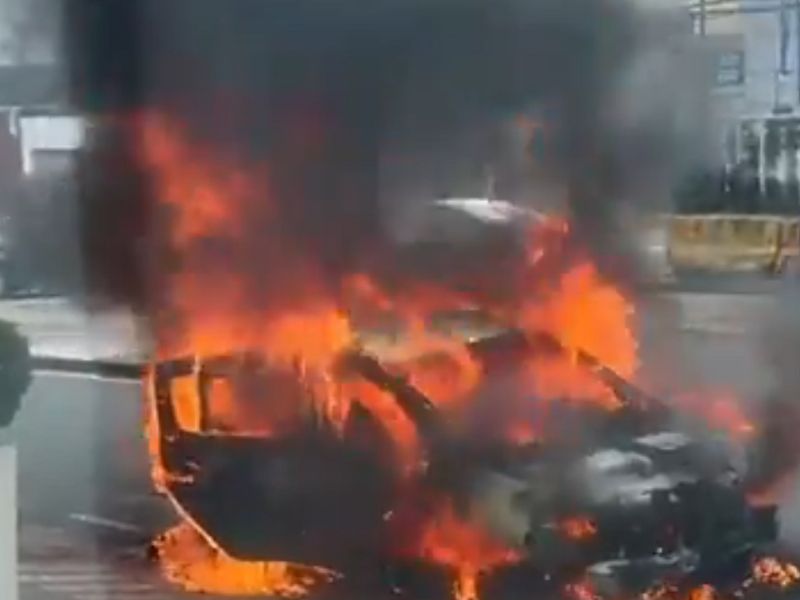 Carro pega fogo na Avenida Darcy Vargas