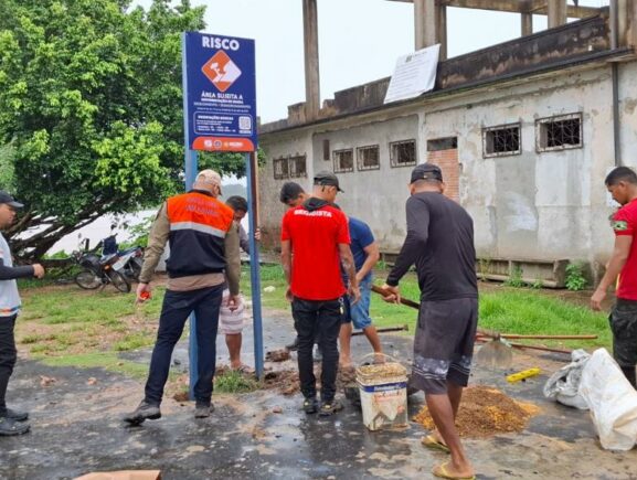 Defesa Civil do Amazonas instala placas de sinalização em áreas de risco em Manicoré e capacita servidores