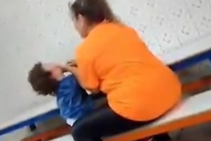 Diretora de creche flagrada agredindo bebê de 2 anos é presa
