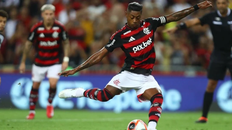 Flamengo vence Vasco por 2 a 0 e mantém liderança no Carioca