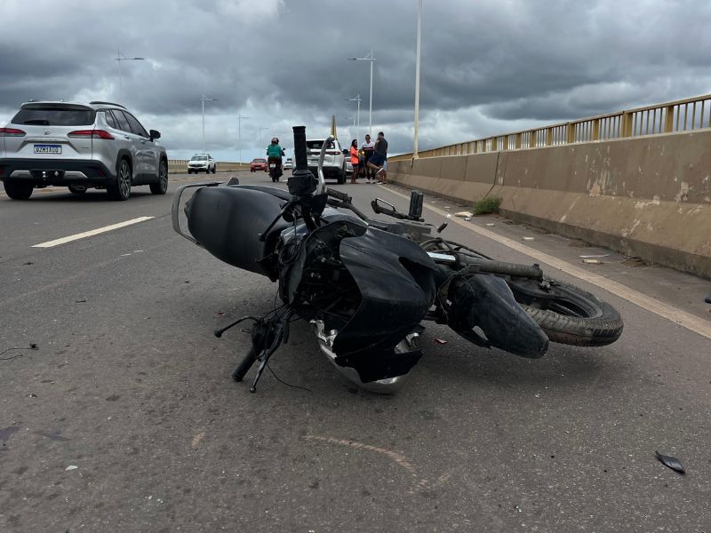 Homem e jovem ficam feridos em acidente na Ponte do Rio Negro