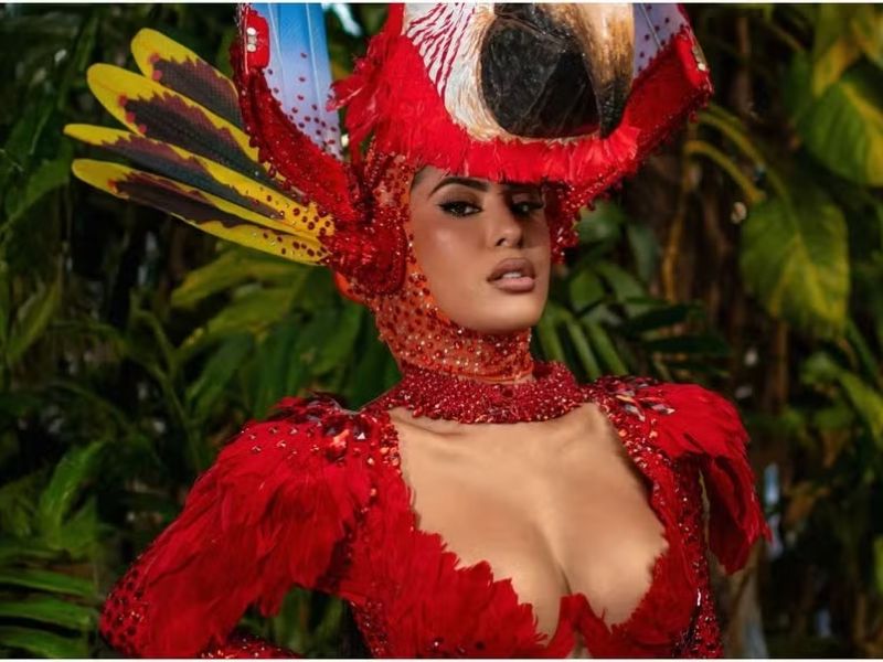 Isabelle Nogueira homenageia ave em ensaio da Grande Rio