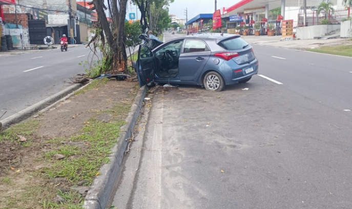 Motorista fica ferido ao colidir carro contra árvore em Manaus
