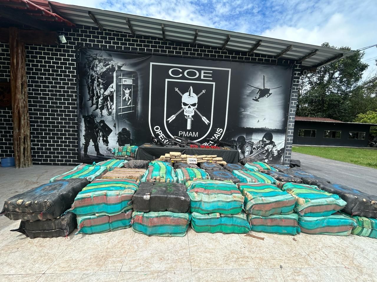 PM e PF apreendem 2 toneladas de drogas em lancha no Amazonas