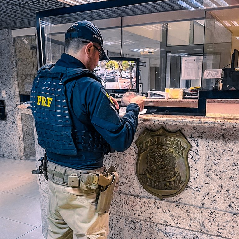 PRF prende homem com ouro ilegal na BR-174, em Manaus