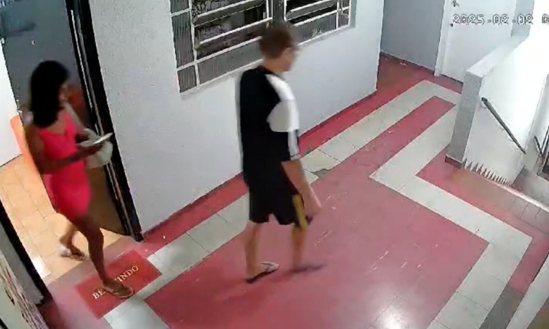 jovem é filmada empurrando dono de joalheria de escada; veja vídeo
