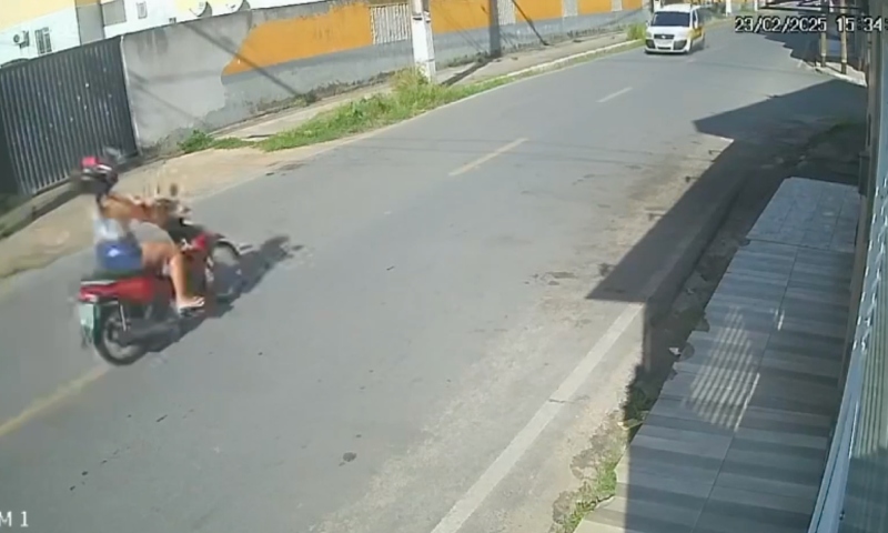 Veja momento que motoqueira morre em grave acidente com condução escolar;