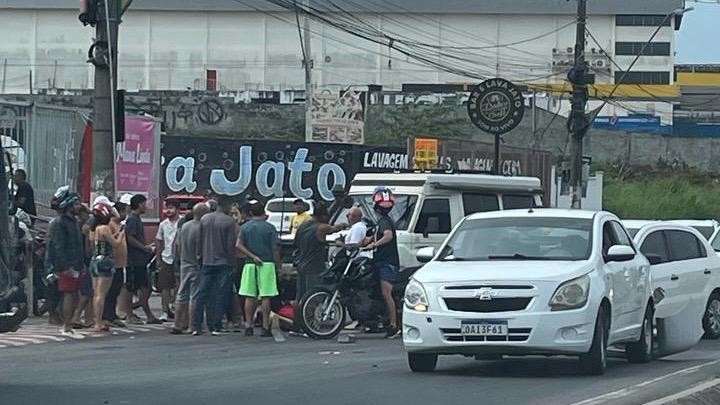 Acidente causa congestionamento na Torquato Tapajós, em Manaus