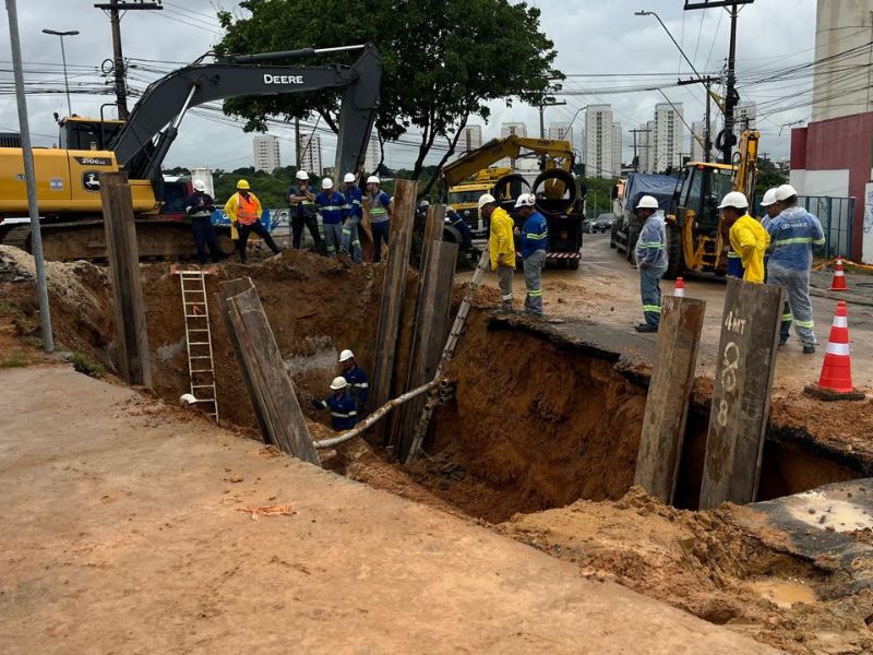 Adutora se rompe e moradores ficam sem água em Manaus