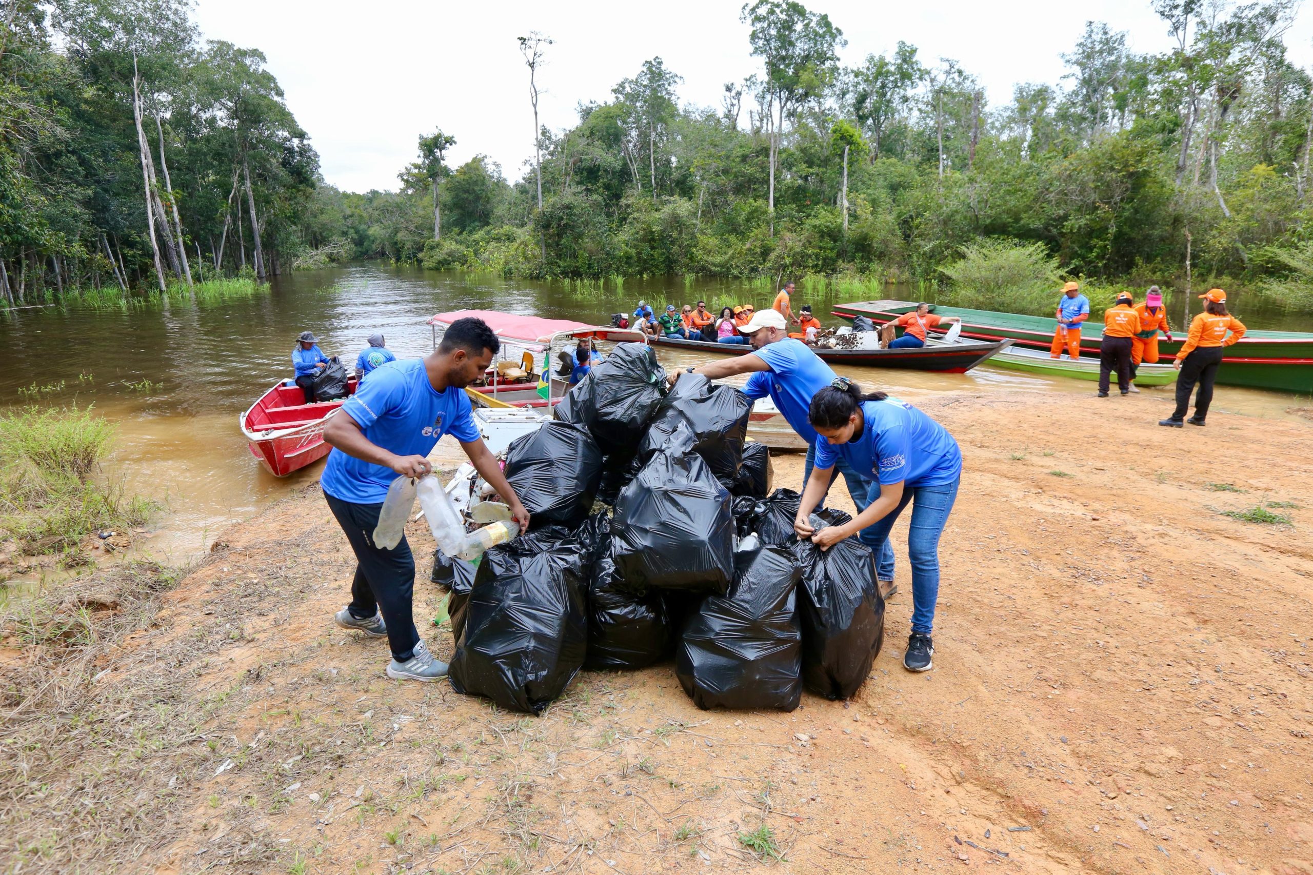 Ambev faz mutirão de limpeza no Igarapé Tarumã no Dia da Água