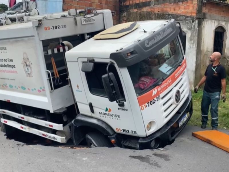Asfalto cede e caminhão de lixo cai em buraco aberto desde outubro em Manaus