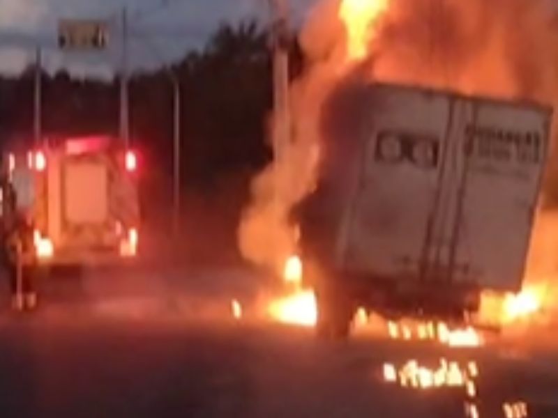 Caminhão pega fogo em via de Manaus