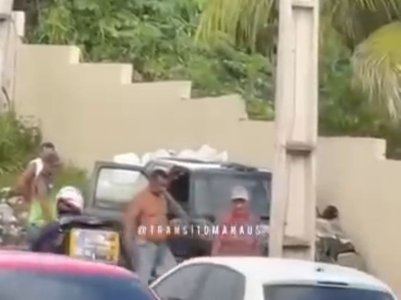 Carro atinge poste na “ladeira da morte” em Manaus